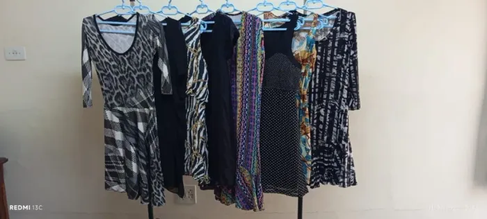 LOTE COM 8 VESTIDOS P/M