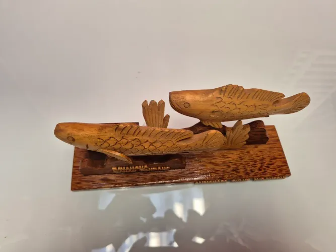 Escultura de Peixes em Madeira