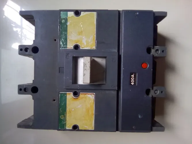 Disjuntor de 400A/600A ler legenda.