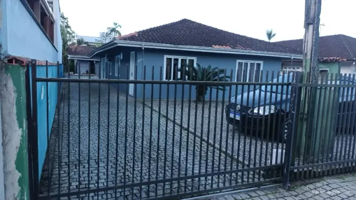 2 Casa no Centro Pirabeiraba excelente localização, terreno 650m2 .Aceita permuta.