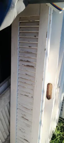 Janela Veneziana de Madeira com Ripas