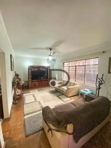 Casa com 3 quartos à venda, 230 m² por R$ 825.000 - Vila Papelão - Valinhos/SP