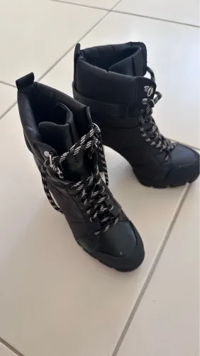Botas coturno salto alto preto