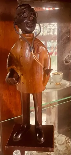 Escultura de madeira de um médico