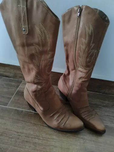 Bota bordada couro legítimo 38