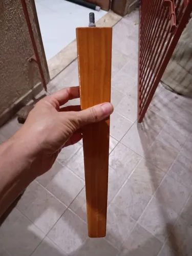 Pés de madeira para móveis. Já com verniz. Perfeito estado. Tenho 4 unidades.