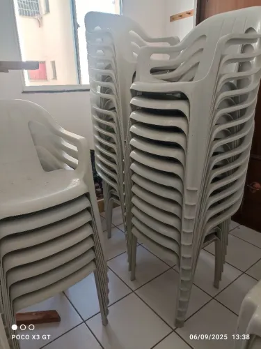 Cadeiras de plástica branca 