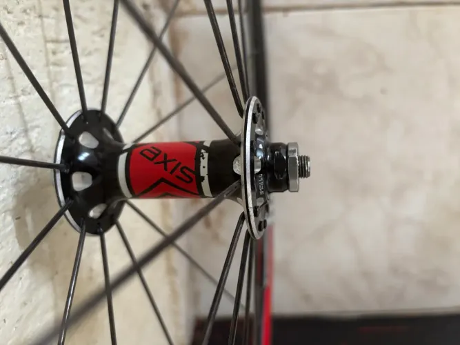 Par de Rodas DT Swiss para Speed. Cubos Axis 