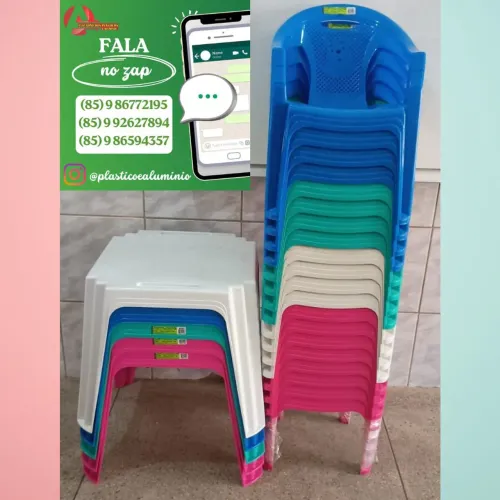 Cadeiras infantis de plástico coloridas