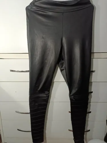 Calça de cirrê com zíper preta