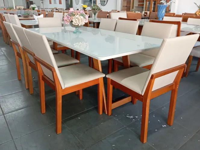 Mesa na madeira maciça a pronta entrega