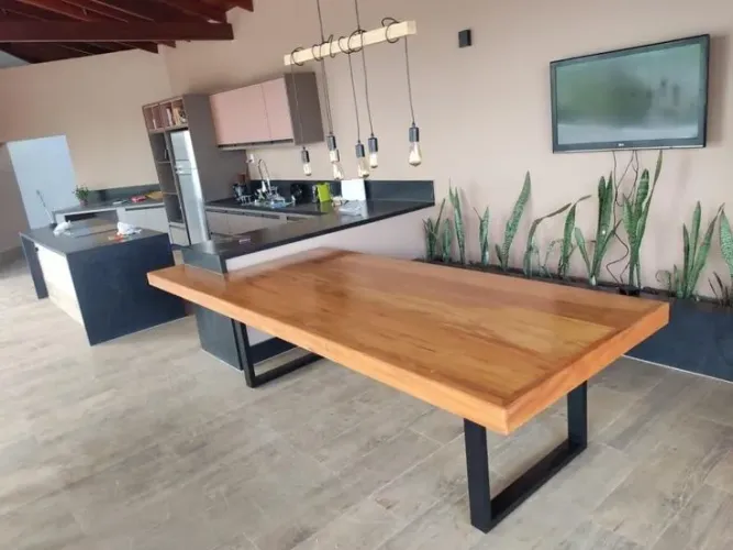 Mesa de Jantar Rústica com Design Moderno