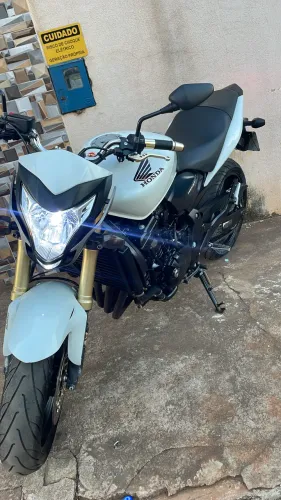 Hornet 2013 branca com abs aceito troca em carro maior ou menor valor 