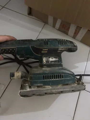 Lixadeira orbital Makita BO3711
