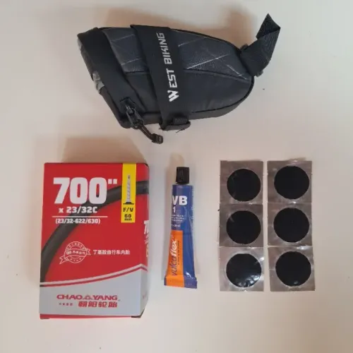 Kit reparo bike: bolsa West Biking + câmara 700 + remendos