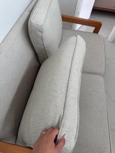 Sofá braço madeira