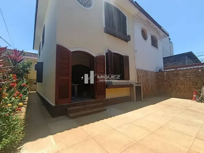 Vende-se casa na Rua Pedro Guedes com 242M² Composta por 6 Quartos, 4 banheiros e vaga par