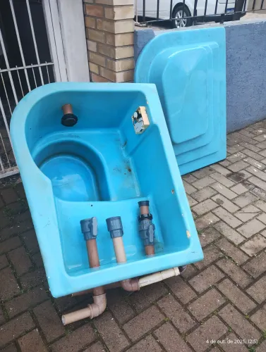 Casa de máquinas para piscina. Motor, bomba e filtro.