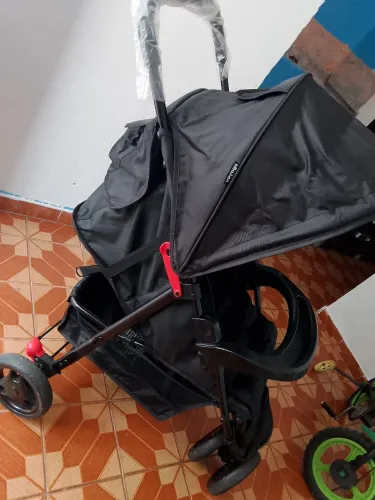 Estou vendendo esse carrinho de bebê Voyage pouco tempo de uso motivo que meu bb não fica