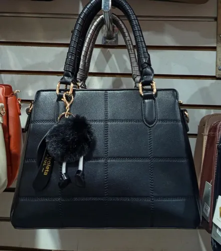 Bolsa feminina de mão preta com detalhes em dourado