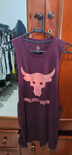 Regata Under Armour Project Rock - vinho 