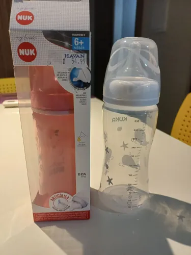 02 Mamadeiras seminovas de 330ml: uma Nuk my first e outra Kuka.