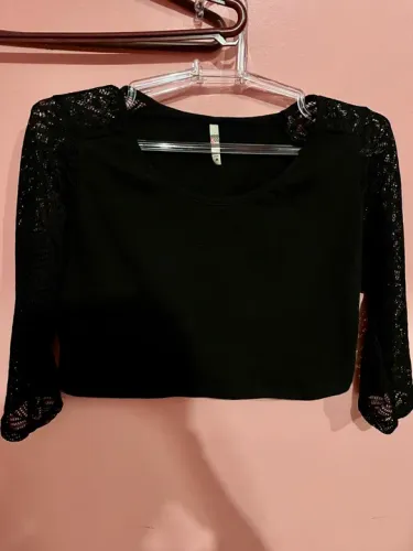 Blusa Cropped com Detalhes em Renda TAM M