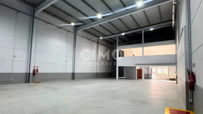 Galpão com 530 m² e Mezanino para Locação em Pachecos, Palhoça
