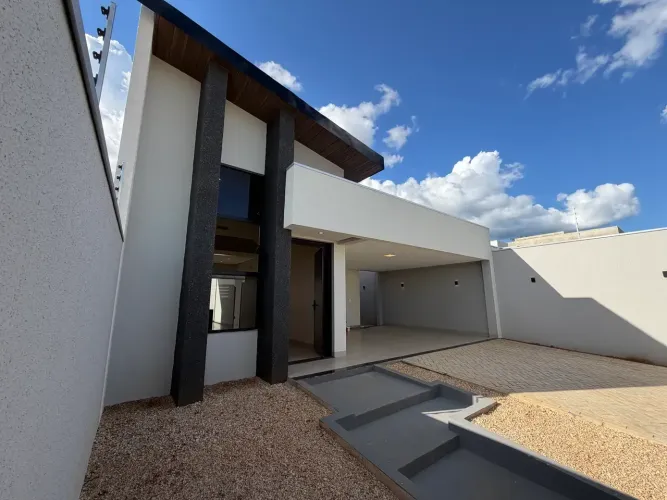 Casa com 3 Quartos, Piscina e Garagem coberta na 1303 Sul