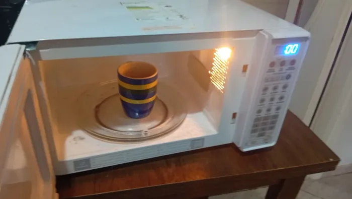 Microondas muito bem conservado 