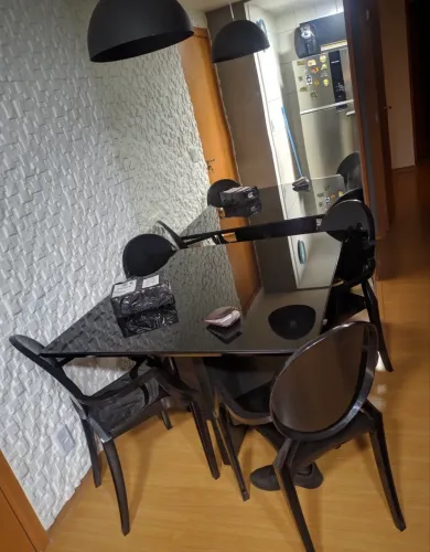 Mesa preta com tampo de vidro, linda