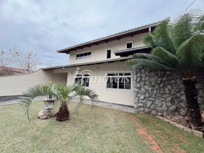 Casa Semimobiliada à Venda, com Piscina e Quintal, 4 Quartos Sendo 1 Suíte, 5 Vagas, Bairr