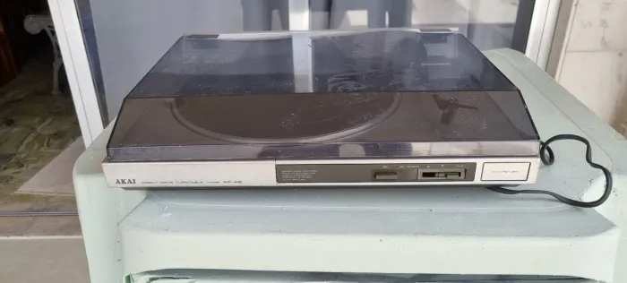 Toca discos Akai com tampa de acrílico