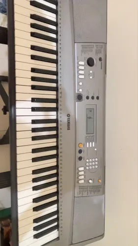 Teclado Yamaha com suporte 