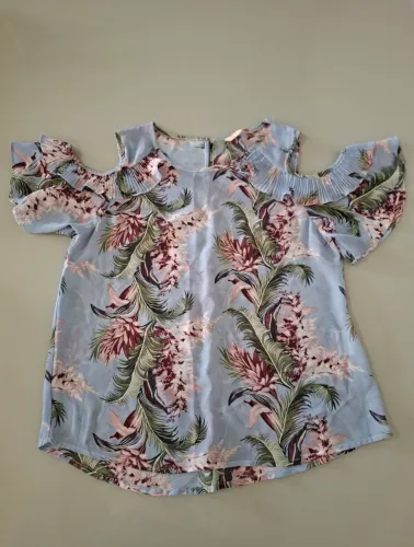 Blusa em tecido leve e estampa floral com detalhes nos ombros