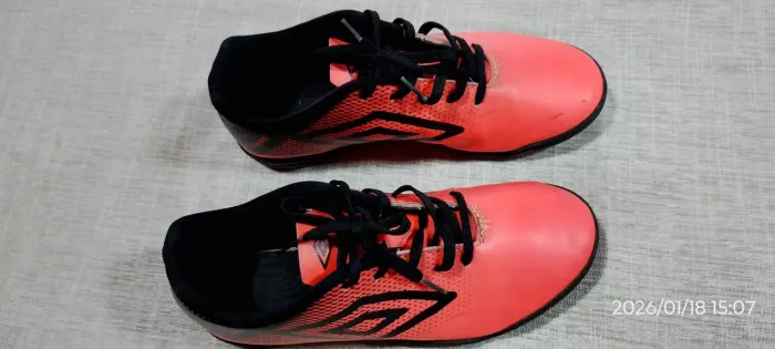 Chuteira umbro Society num 36 usada