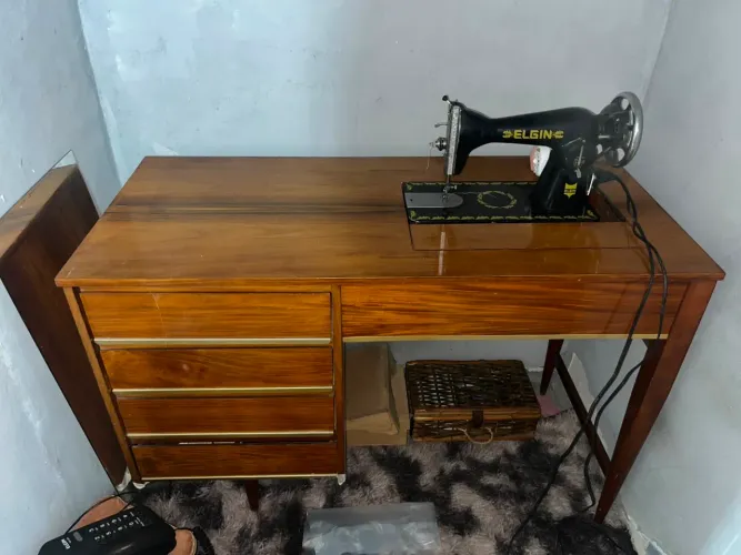 Máquina de Costura Elgin Antiga Elétrica com Móvel e Pedal