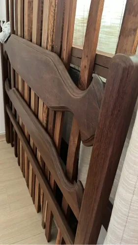 Cama de casal em madeira maciça