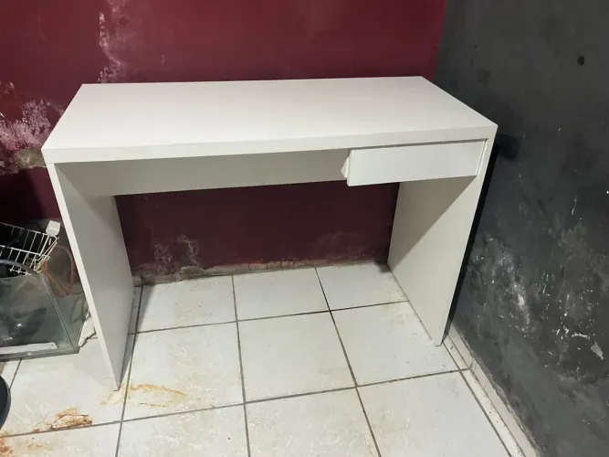 Escrivaninha em ótimo estado . 