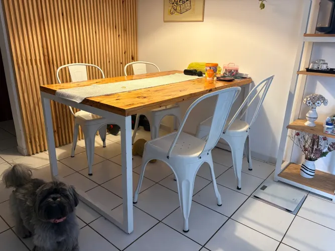 MESA COM QUATRO CADEIRAS