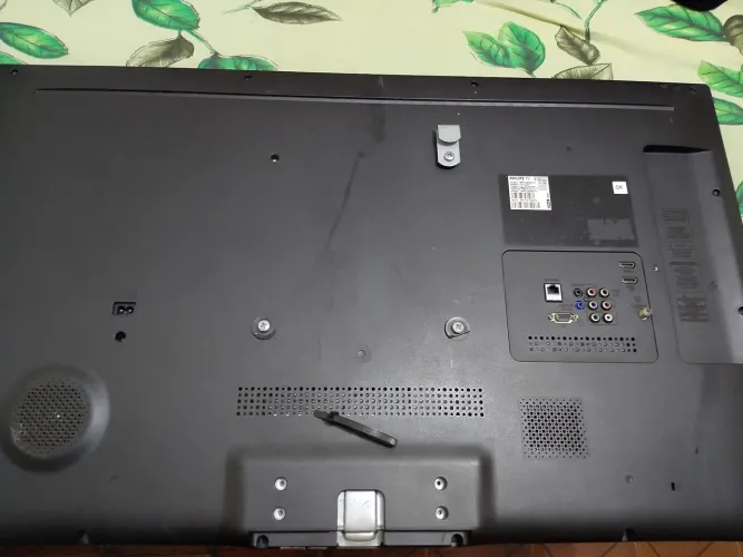 Tv Philips  com defeito na tela pra retirar pecas