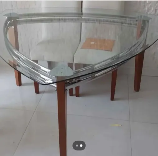 Vendo MESA TRIANGULAR tamanho 1,50 em ótimo estado