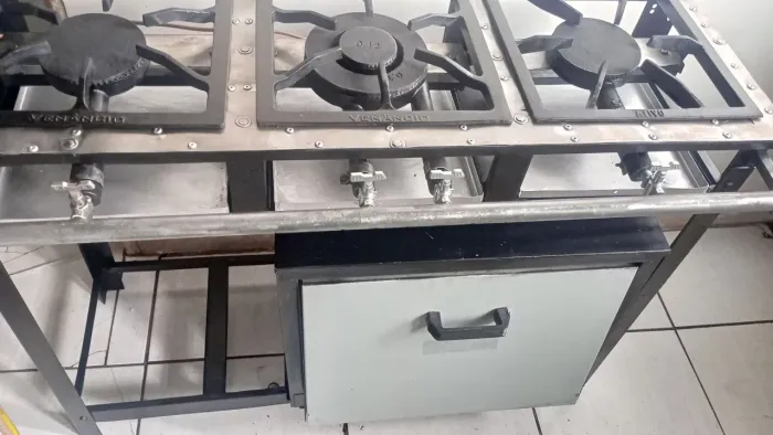 Vendo dois fogão industrial um de baixa pressão e outro de alta pressão de qualidade