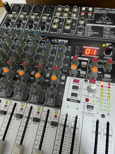 Mesa de Som Behringer Xenyx X1204USB