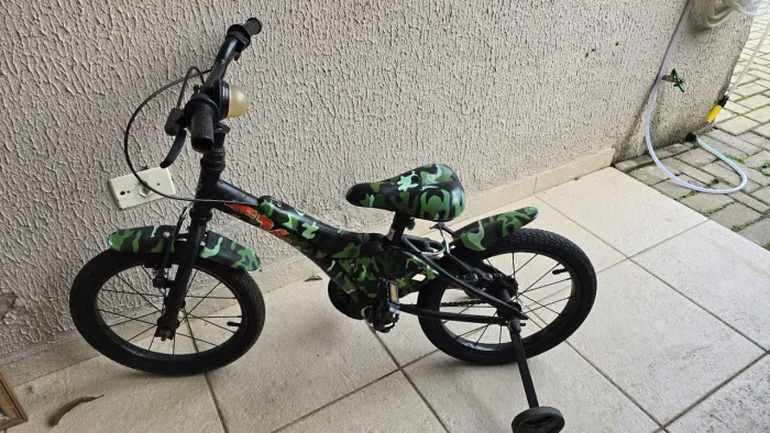 Bicicleta BMX, camuflada, de rodinhas aro 16
