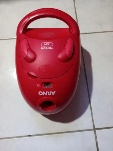 Vende-se aspirador de pó 220v semi novo por 100r