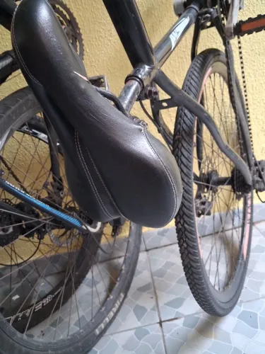 Bicicleta aro 29 pneu fino com marcha