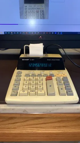 Máquina de somar antiga de mesa. Calculadora Eletrônica SHARP