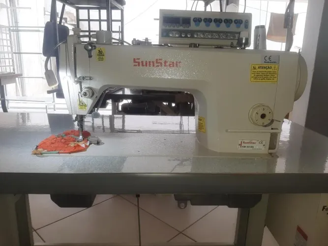 Máquina reta eletrônica 