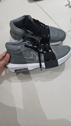 Lebron witness VIII nike nunca usado